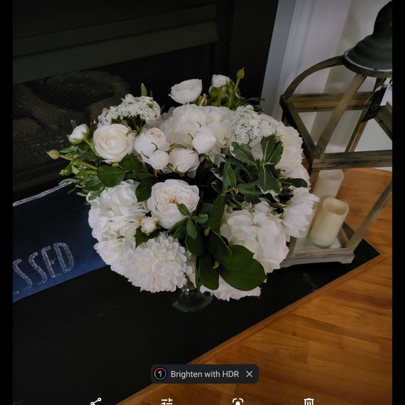 Faux flowers - Picture 1 of 3